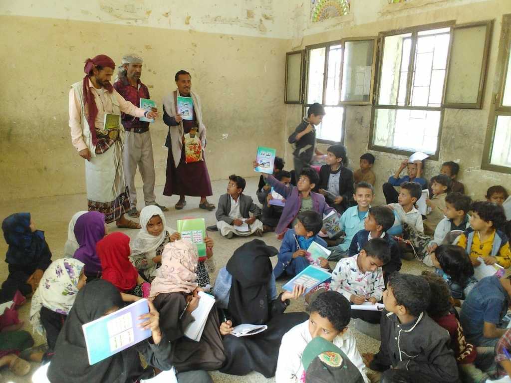 بعد اغلاق الحوثي للمدارس بحجة كورونا  بالصور الحوثي يحشد الاطفال للمدارس تحت مسمى المراكز الصيفية 