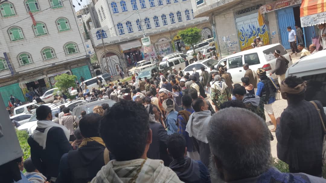 وقفة احتجاجية وحشد أمام مبنى الأمن والبحث تنديدا بمقتل العقاب 