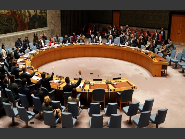 مجلس الأمن الدولي يصوت بالإجماع ضد هجمات الحوثيين في البحر الأحمر ( تفاصيل القرار)