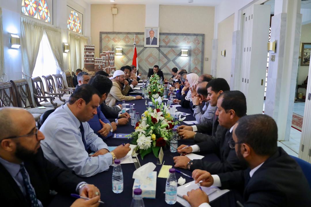 الحكومة اليمنية تعلن انتهاء عملية اجلاء العالقين 