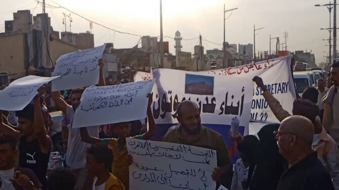 ابناء عدن ينضمون مسيرة ليلية بمديرية الشيخ عثمان