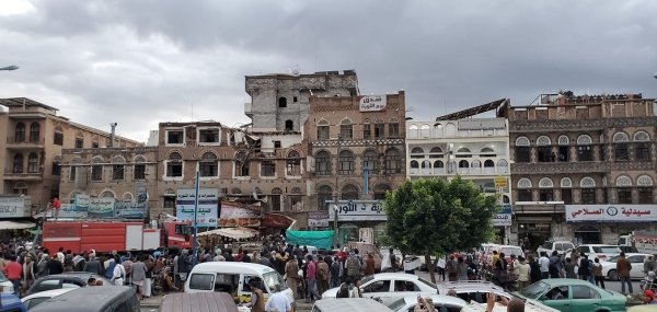 انهيار فندق شعبي في صنعاء، يودي بحياة ثلاثة اشخاص ويصيب اخرون