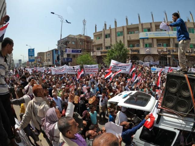 مسيرة جماهيرية تدعو بسرعة بسط الامن وضبط عصابات الفوضى وتقديمهم للقضاء