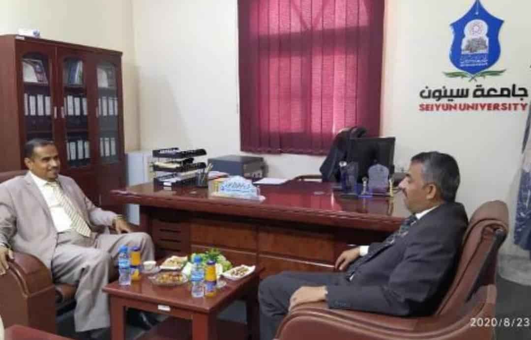 نائب رئيس جامعة سيئون يستقبل نظيره بجامعة أقليم سبأ لمناقشة شؤون الطلاب 