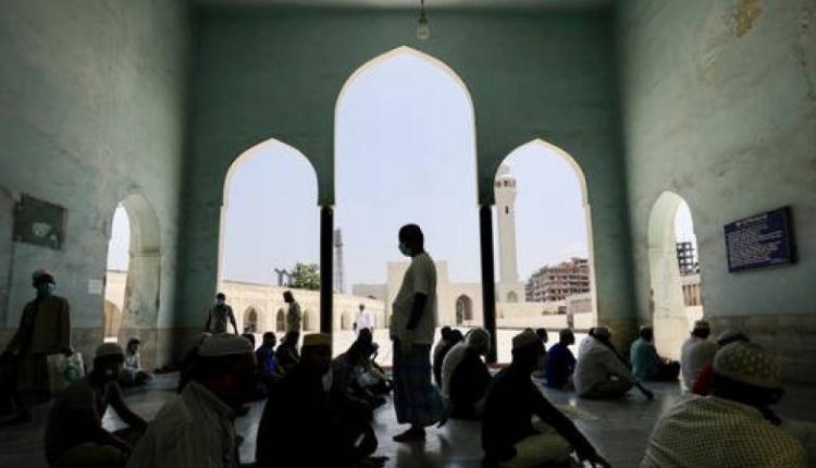 انفجار في مسجد ببنجلادش ،يوقع عشرات القتلى والجرحى