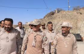 رئيس هيئة الأركان ،يتفقد محوري البيضاء  وبيحان وبرفقة قائد التحالف ويجتمع بهذه القيادات العسكرية .