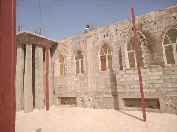 بالصور ....المليشيات الحوثية تقصف بالقذائف الجامع الكبير