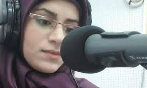 عصابة مسلحة تعتدي بالضرب على إعلامية بإذاعة مأرب أثناء عودتها إلى المنزل وسط المدينة 