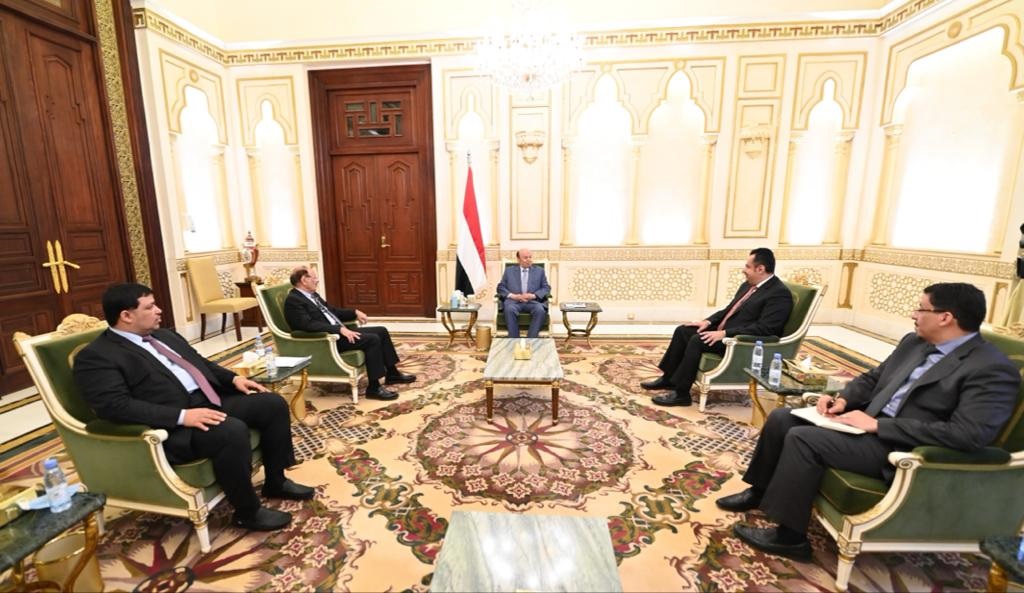 الرئيس هادي يرأس اجتماعا ضم نائبه ورئيس الوزراء