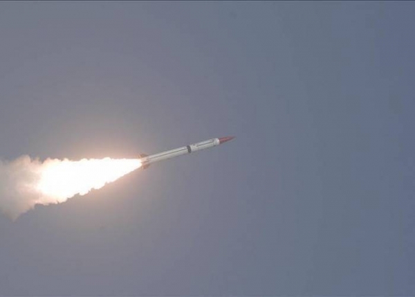 الحوثيون يطلقون صواريخ باليستية تجاه إسرائيل .. وقصف أميركي بريطاني على حجة