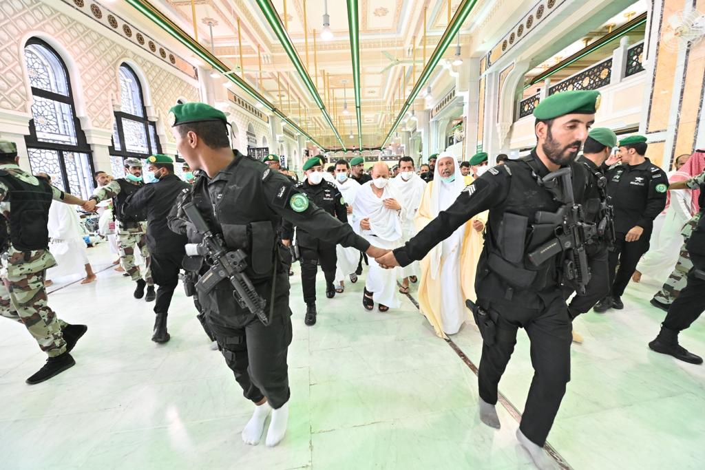 رئيس مجلس القيادة الرئاسي وعدد من نوابه يؤدون مناسك العمرة