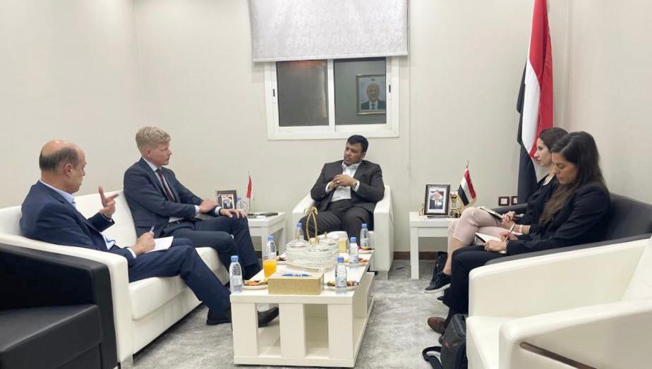 نائب رئيس مجلس القيادة الرئاسي " العليمي " يبحث مع المبعوث الأممي التطورات على الساحة اليمنية
