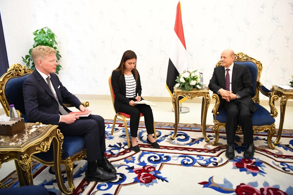 رئيس مجلس القيادة الرئاسي يلتقي المبعوث الأممي إلى اليمن