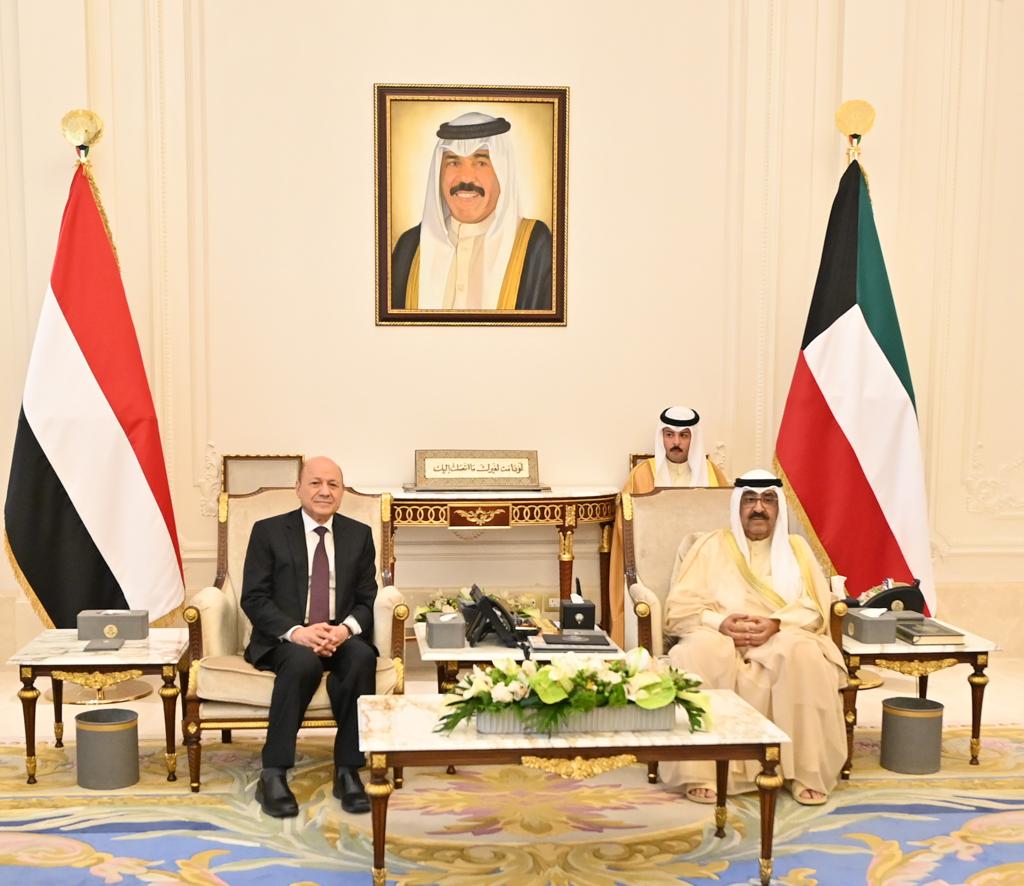 ولي العهد الكويتي يلتقي رئيس مجلس القيادة بقصر بيان
