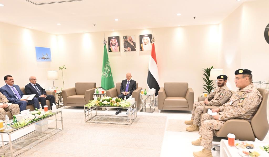  رئيس مجلس القيادة الرئاسي يزور مقر قيادة القوات المشتركة لتحالف دعم الشرعية