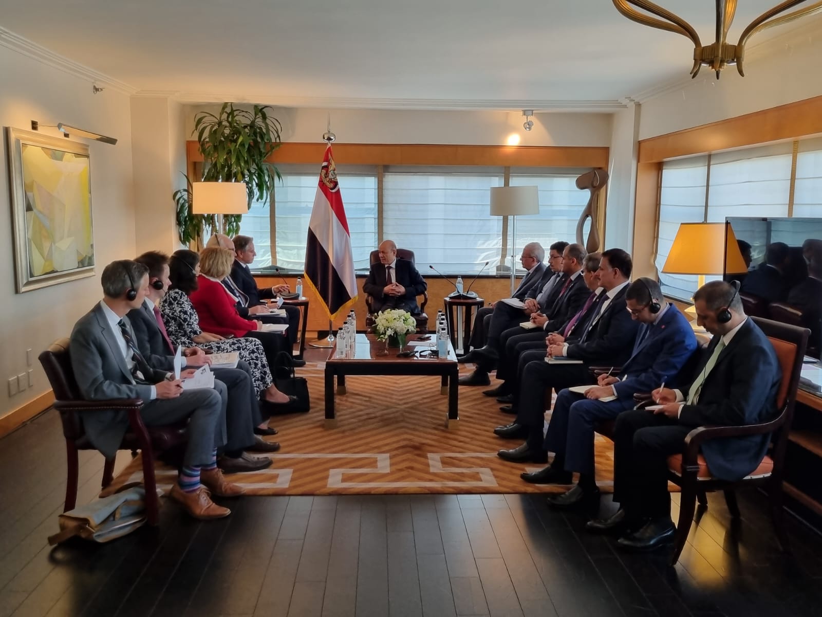 رئيس مجلس القيادة الرئاسي يبحث ووزير الخارجية الاميركي مستجدات الوضع في اليمن