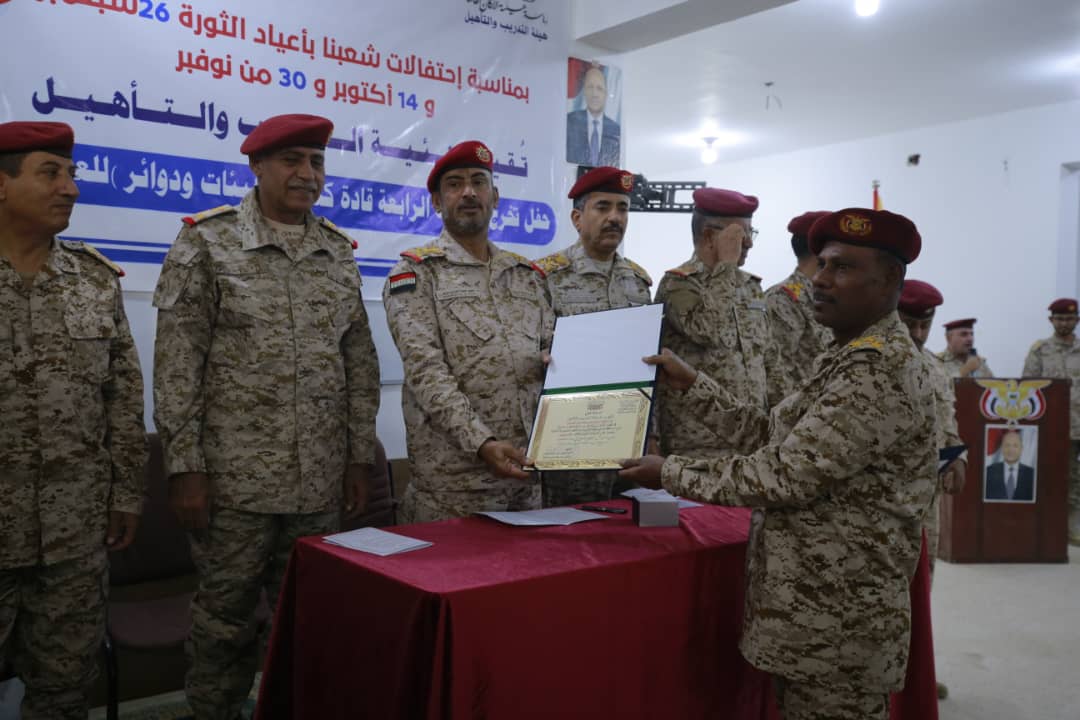 رئيس الأركان يشهد حفل تخرج دفعة قادة كتائب ويوجه برفع الجاهزية