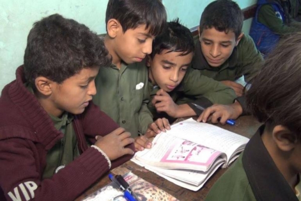 الصليب الأحمر: 2 مليون طفل يمني خارج المدارس بسبب استمرار الحرب
