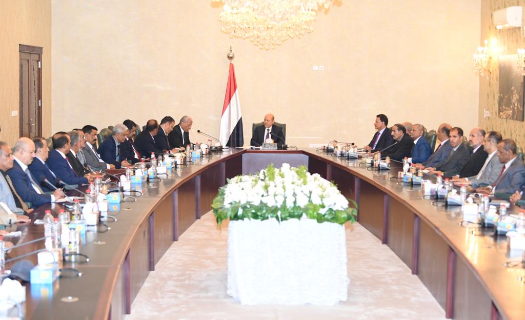 رئيس مجلس القيادة الرئاسي يلتقي اللجنة الامنية والعسكرية
