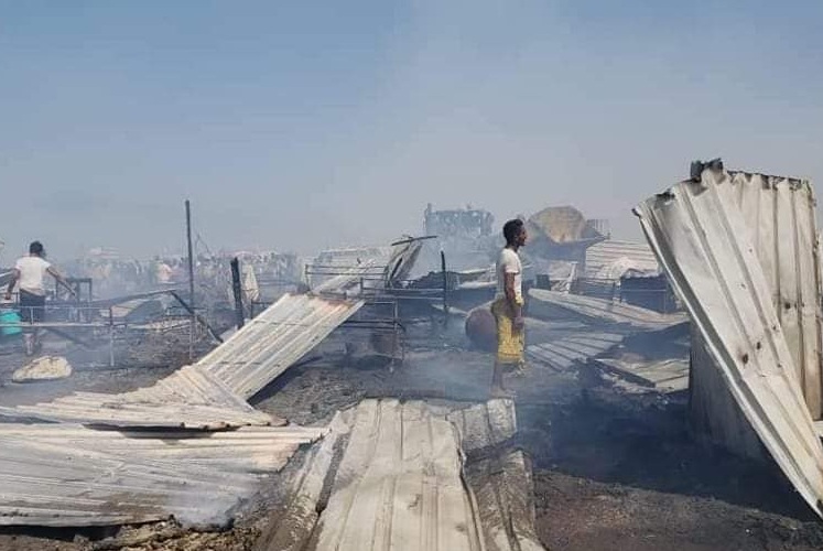 محافظ الحديدة يدعو الى تقديم المساعدات العاجلة لمتضرري مخيم الجشة