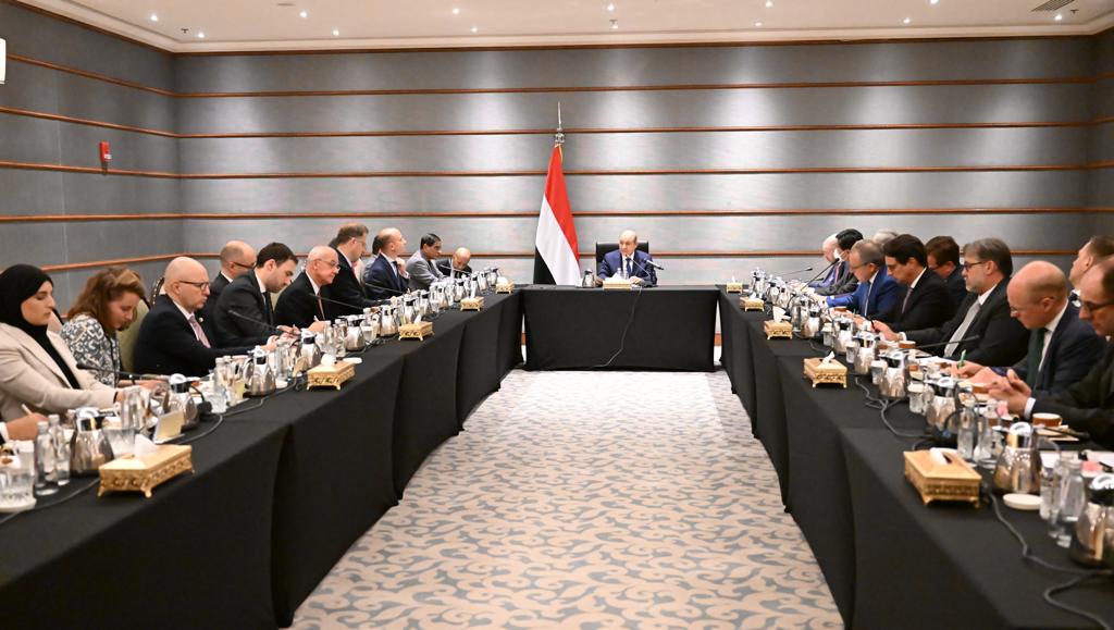 رئيس مجلس القيادة الرئاسي يلتقي سفراء الدول دائمة العضوية والاتحاد الاوروبي