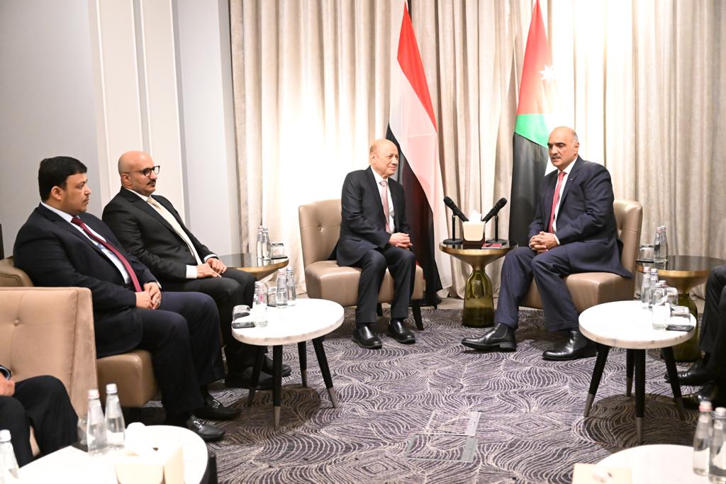 رئيس مجلس القيادة الرئاسي يبحث مجالات التعاون المشترك مع الحكومة الاردنية