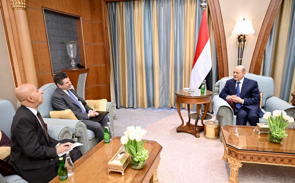 رئيس مجلس القيادة الرئاسي يشيد بالجهود الاميركية لتنفيذ قرار حظر الاسلحة