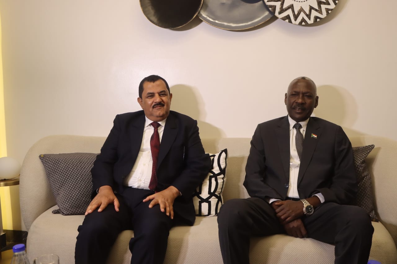 وزير الدفاع يصل السودان في زيارة رسمية لتعزيز التعاون العسكري بين البلدين