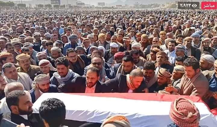 الآلاف يُشيعون جثمان الشيخ صادق الأحمر في صنعاء