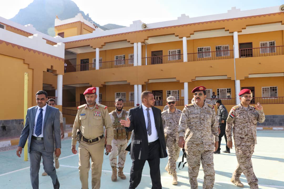 وزير الدفاع يتفقد قيادة اللواء الأول مشاه بحري في سقطرى