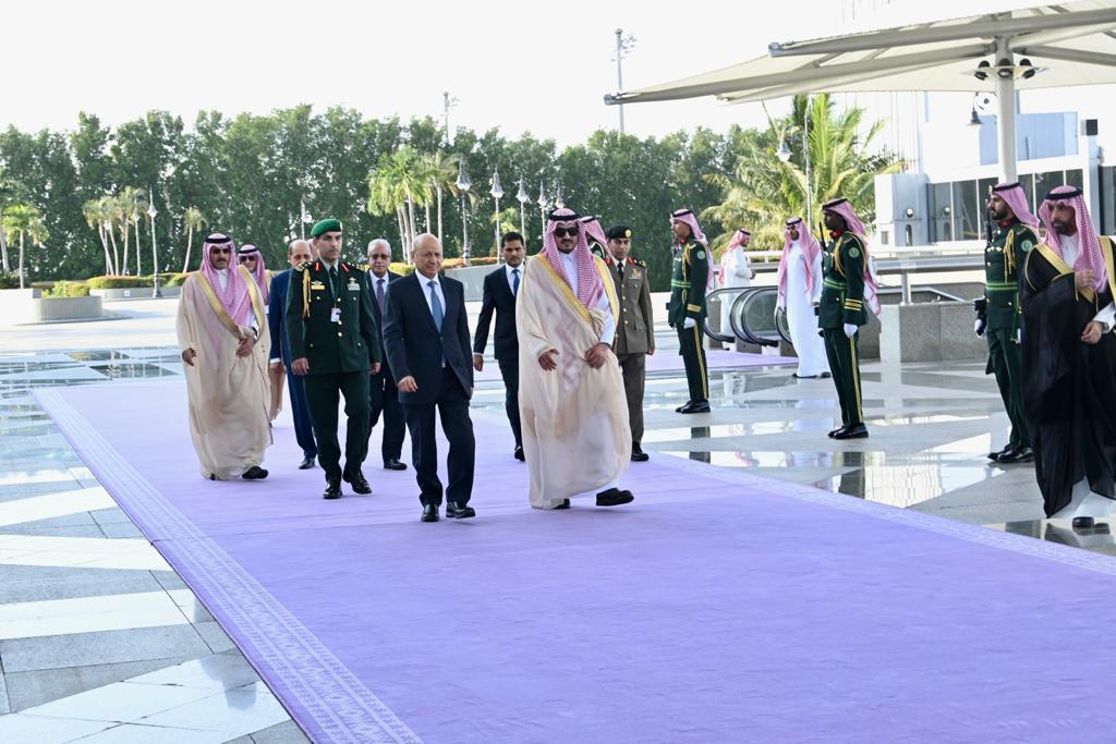 رئيس مجلس القيادة الرئاسي يصل جدة للمشاركة في اعمال مؤتمر القمة العربية