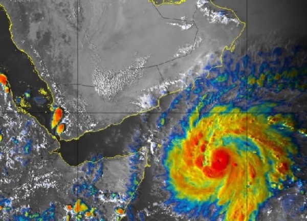 مع بداية تأثيراته المباشرة.. الأمم المتحدة تحذّر من تداعيات إعصار "تيج" على اليمن