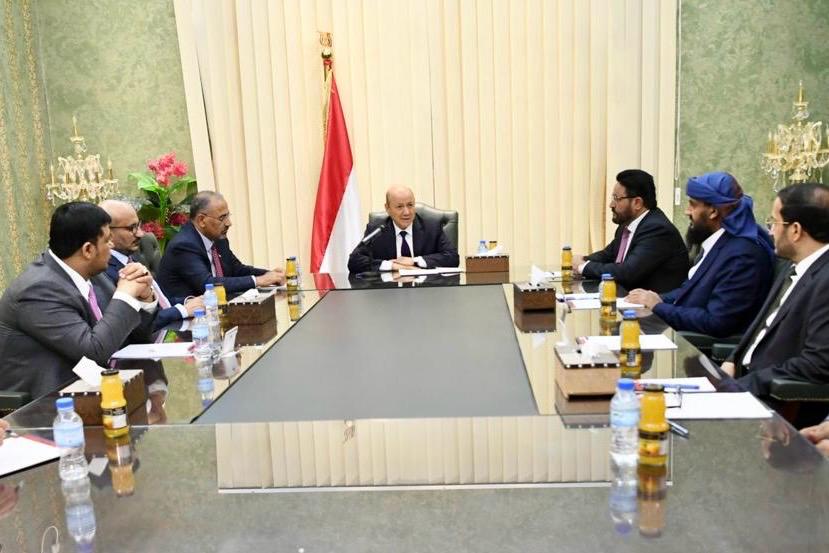 مجلس القيادة الرئاسي يناقش التطورات المحلية والتداعيات الخطيرة لتصعيد الحوثيين
