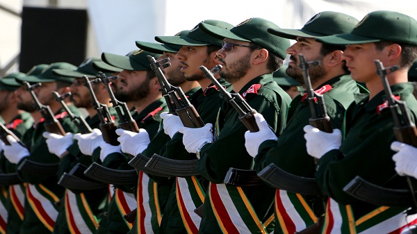 جندي إيراني يُطلق النار على 5 من زملائه ويرديهم قتلى