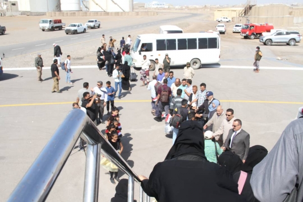 الحوثيون يمنعون هبوط طائرة في مطار المخا على متنها عالقين يمنيين بالسودان