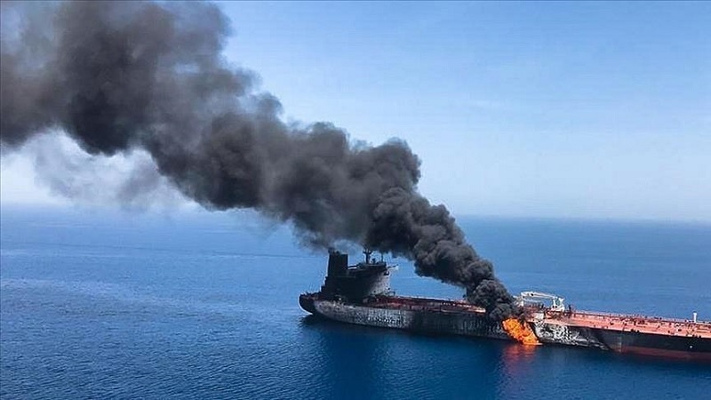 دخان يتصاعد من سفينة جنوب غربي عدن.. وجهات عسكرية تهرع لإنقاذها