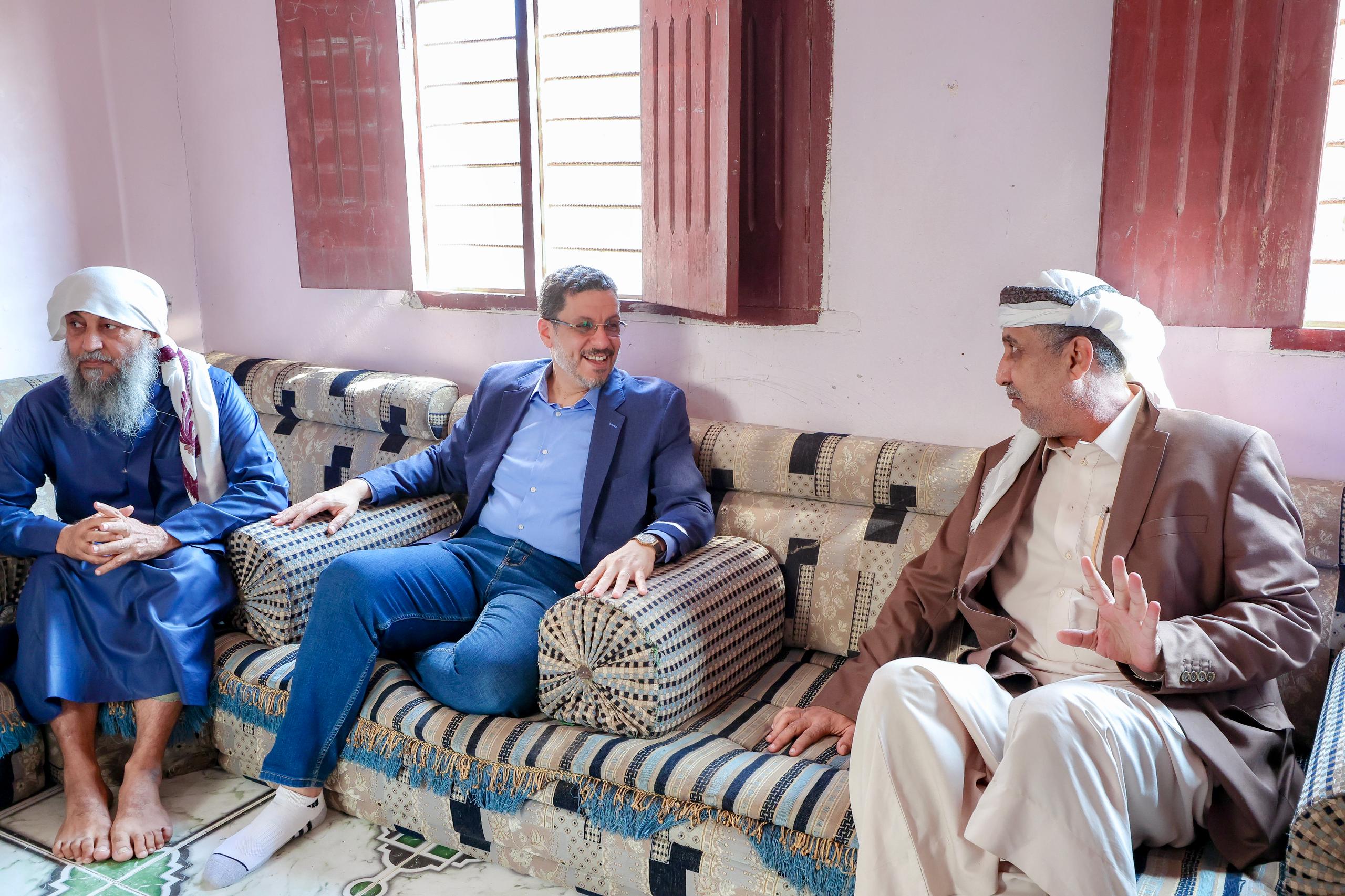 في ذكرى تحرير عدن من الحوثيين .. رئيس الوزراء يزور أسرة الشهيد اللواء علي ناصر هادي