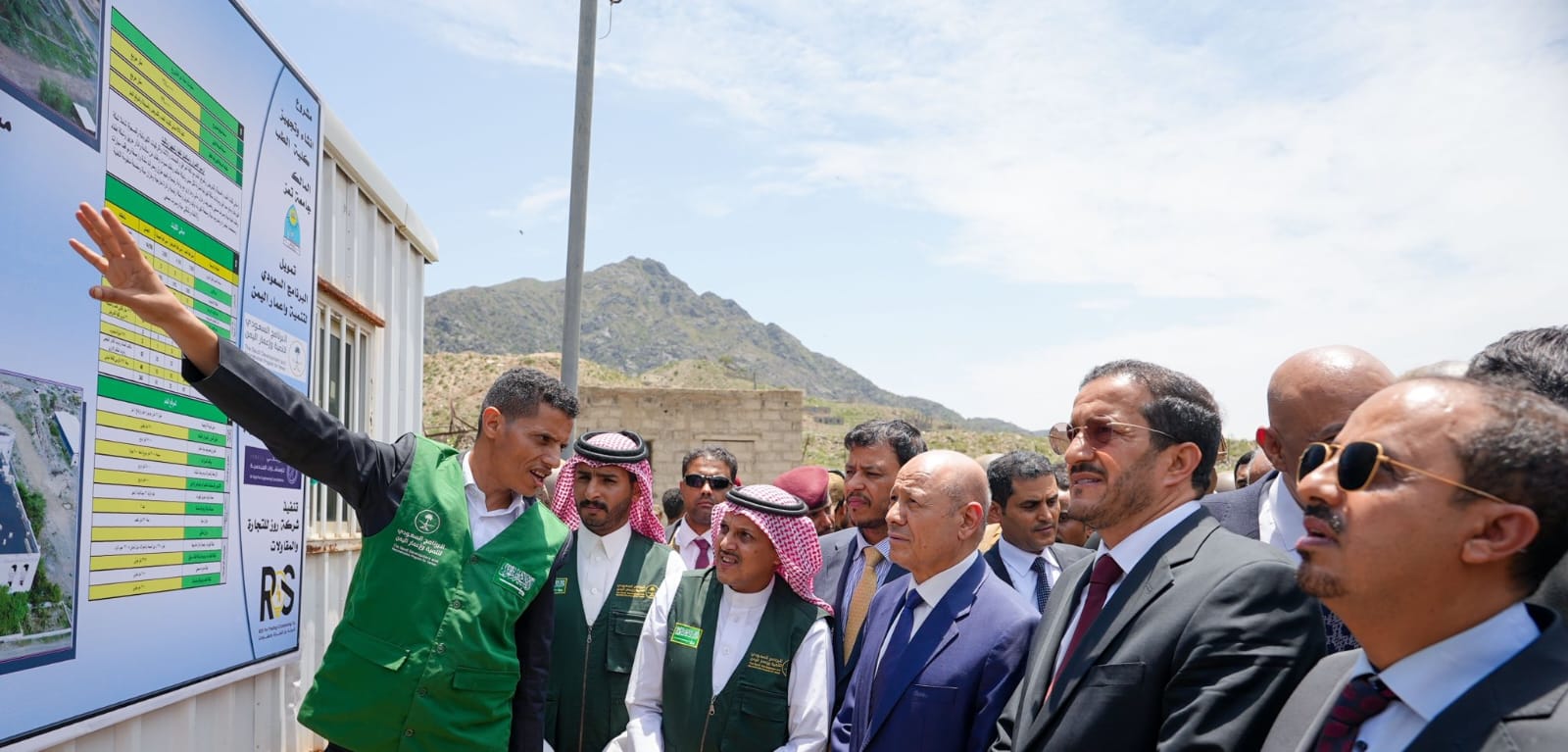 رئيس مجلس القيادة الرئاسي يضع حجر اساس لعدد من المشاريع السعودية في تعز 