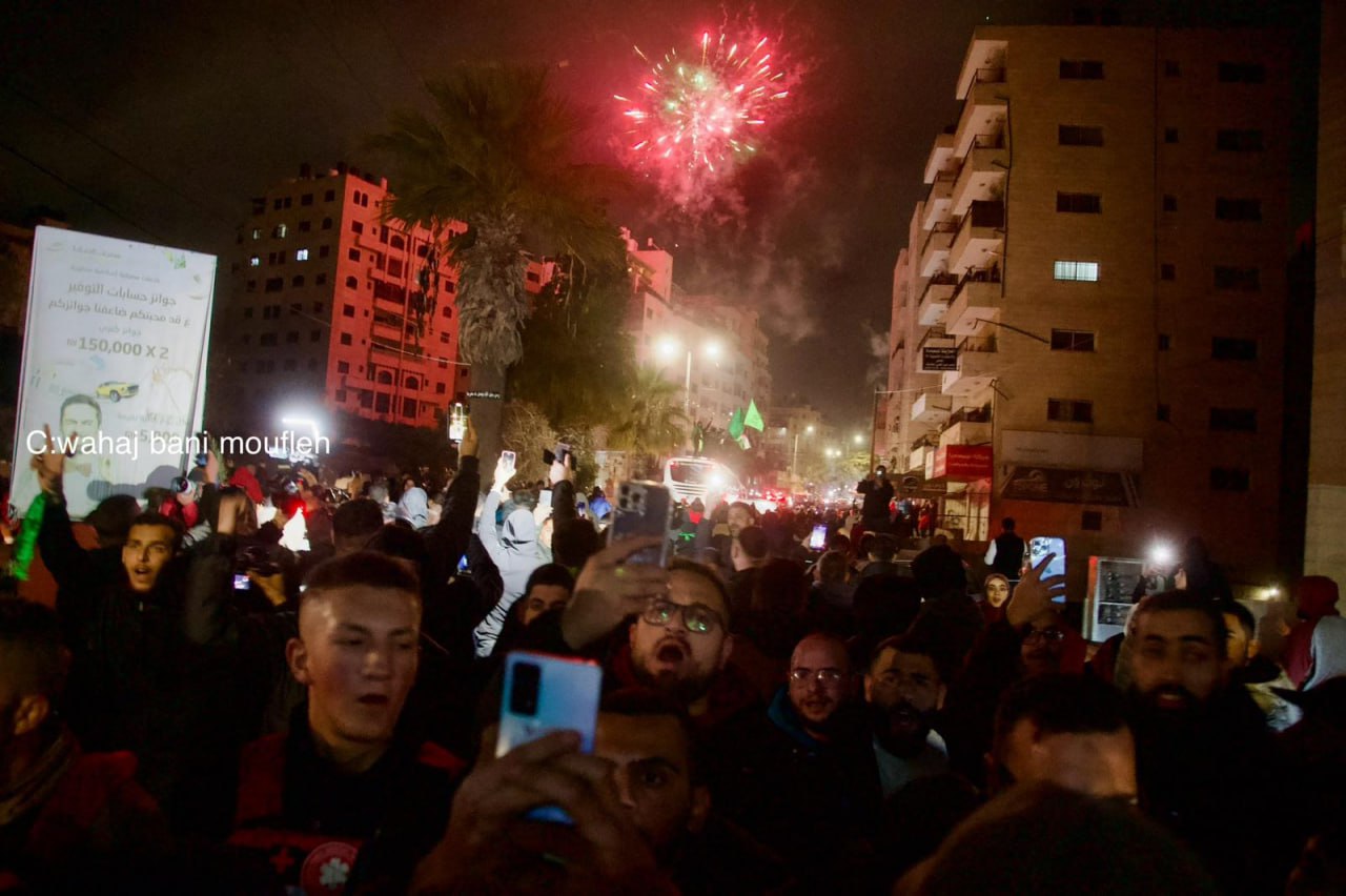 رغم مضايقات الاحتلال.. الفلسطينيون يحتفلون بتحرير أسراهم